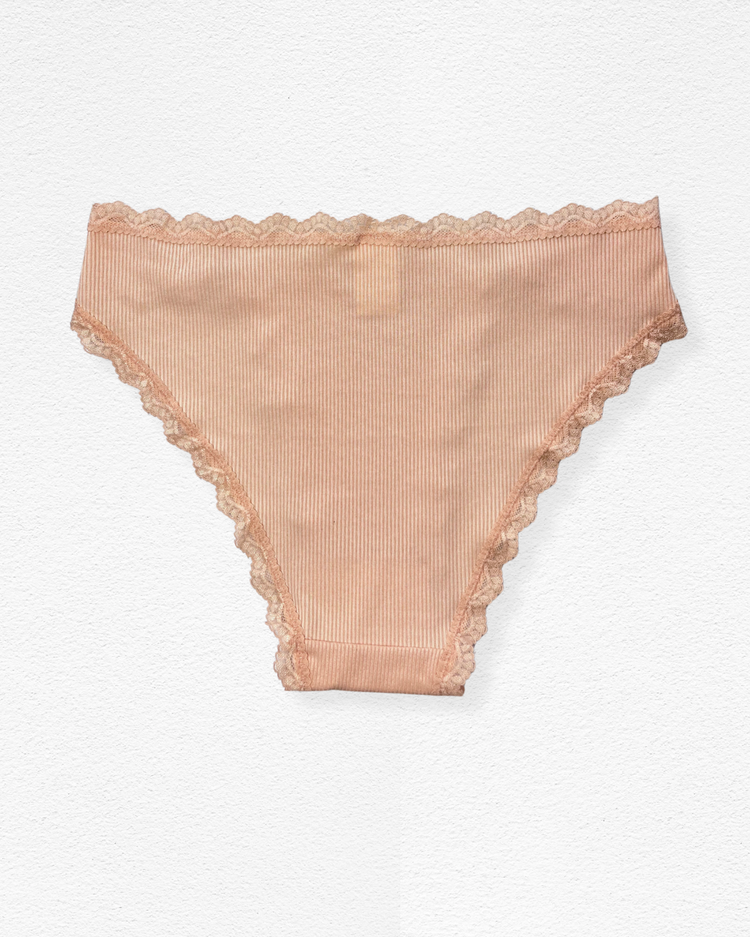 Panty cachetero acanalado con encaje y argollas