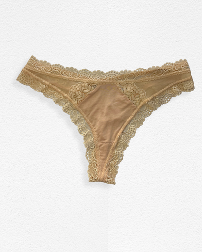 Panty hilo con encaje y detalle en X