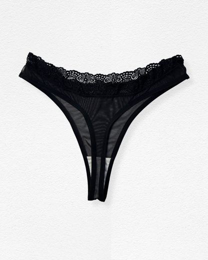 Panty hilo con encaje floral y transparencias