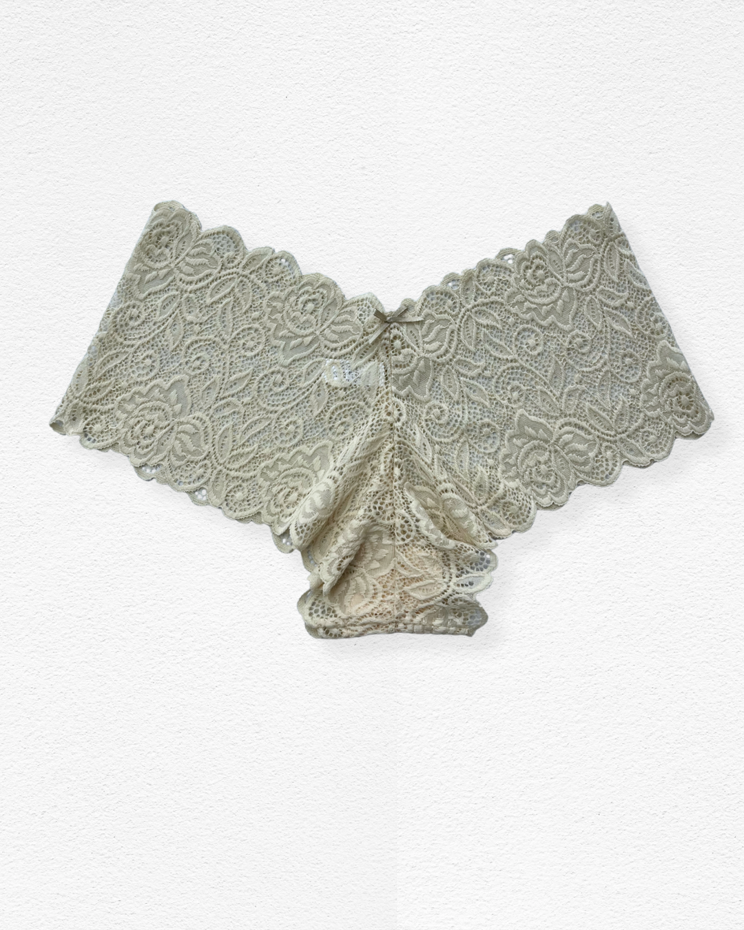 Panty cachetero de encaje floral