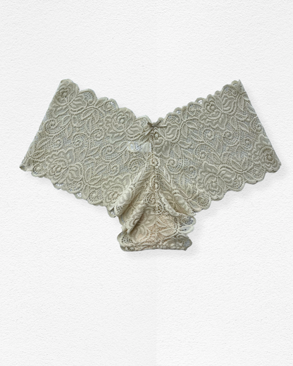 Panty cachetero de encaje floral