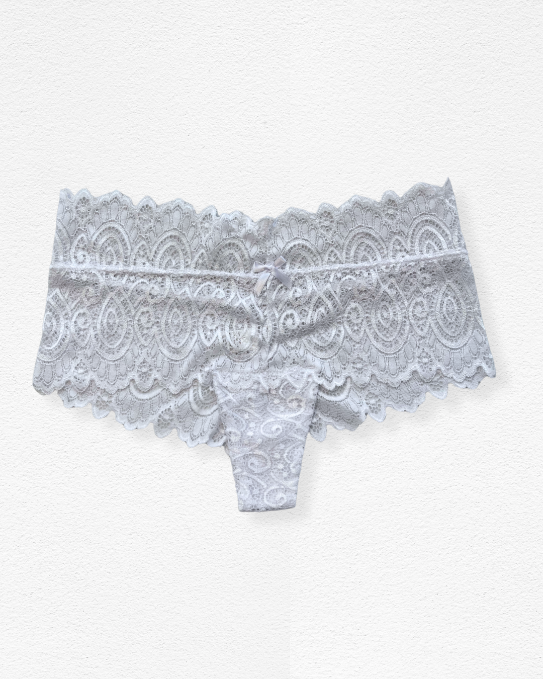 Panty cachetero de encaje con lazo