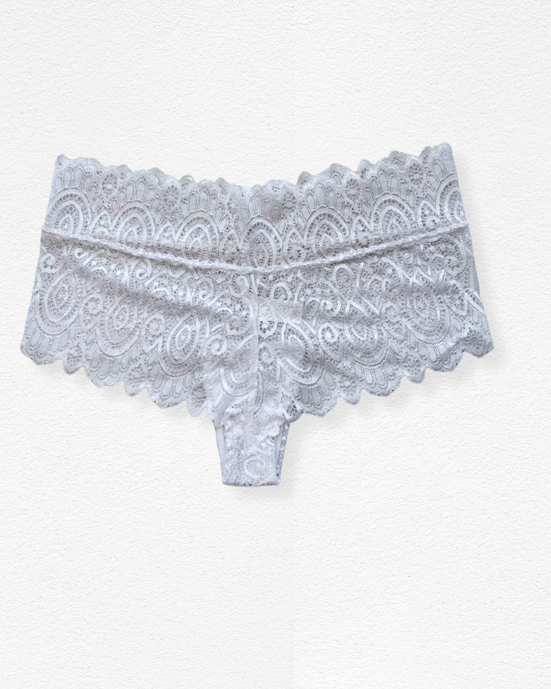 Panty cachetero de encaje con lazo