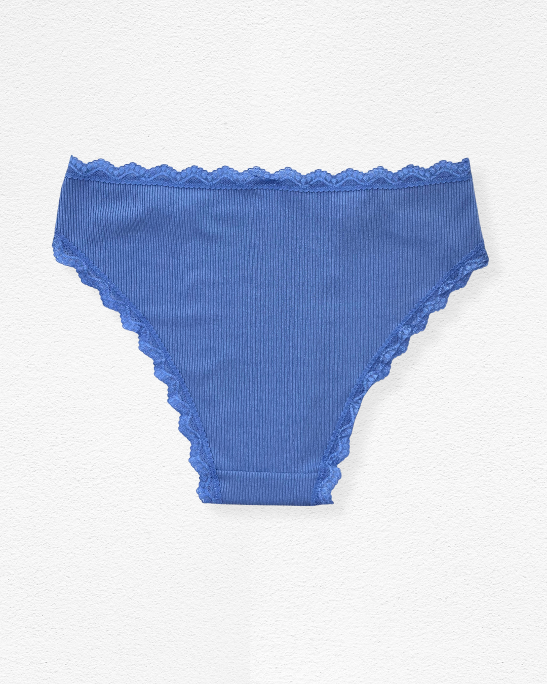 Panty cachetero acanalado con encaje y argollas