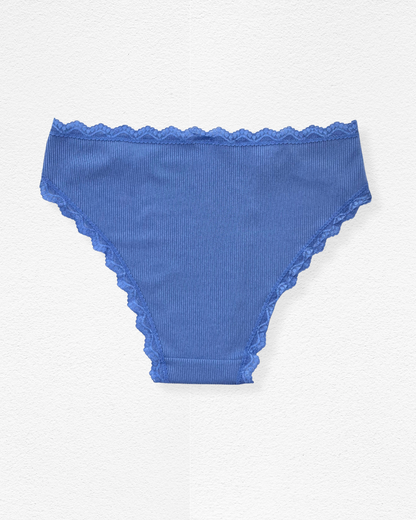 Panty cachetero acanalado con encaje y argollas