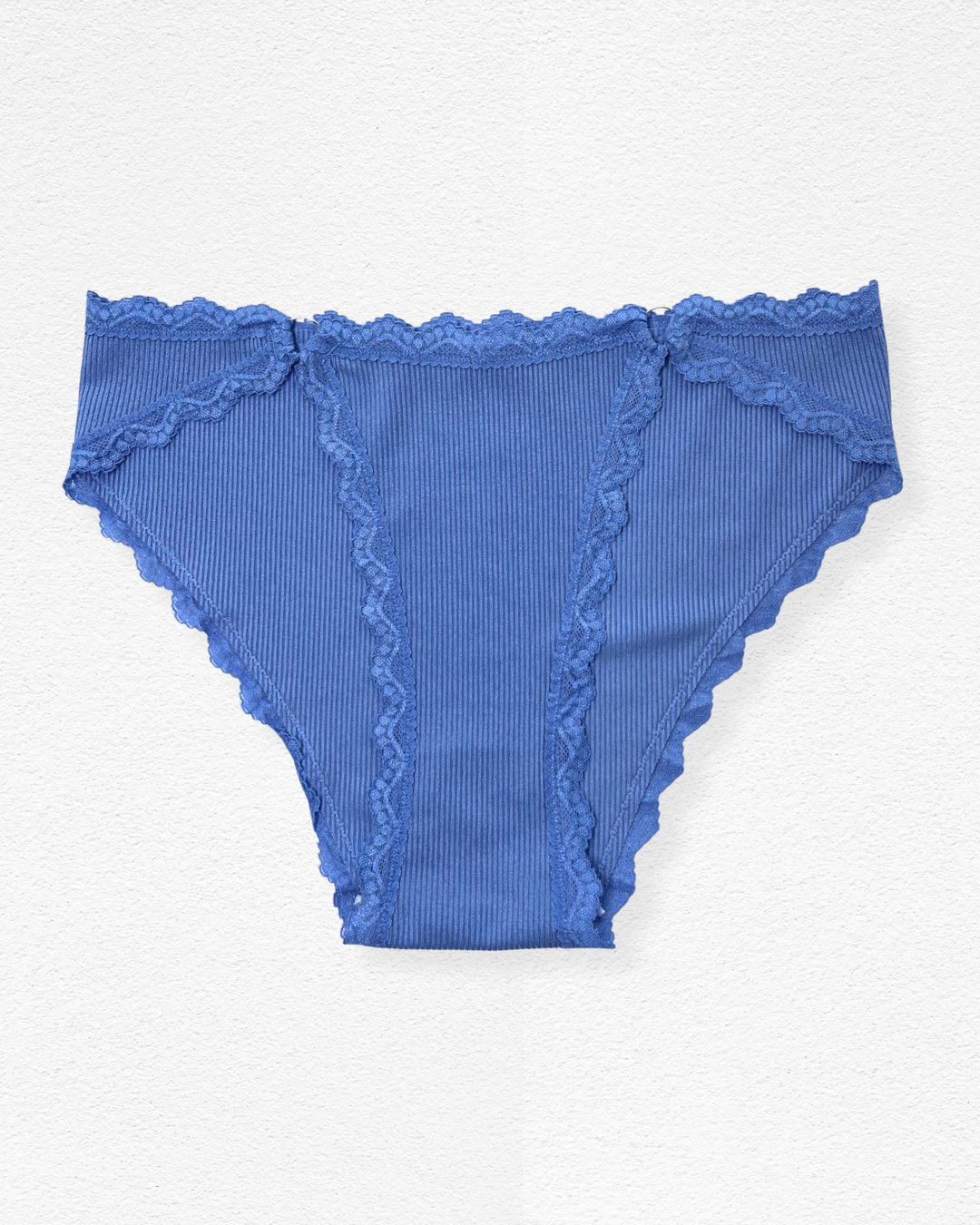 Panty cachetero acanalado con encaje y argollas