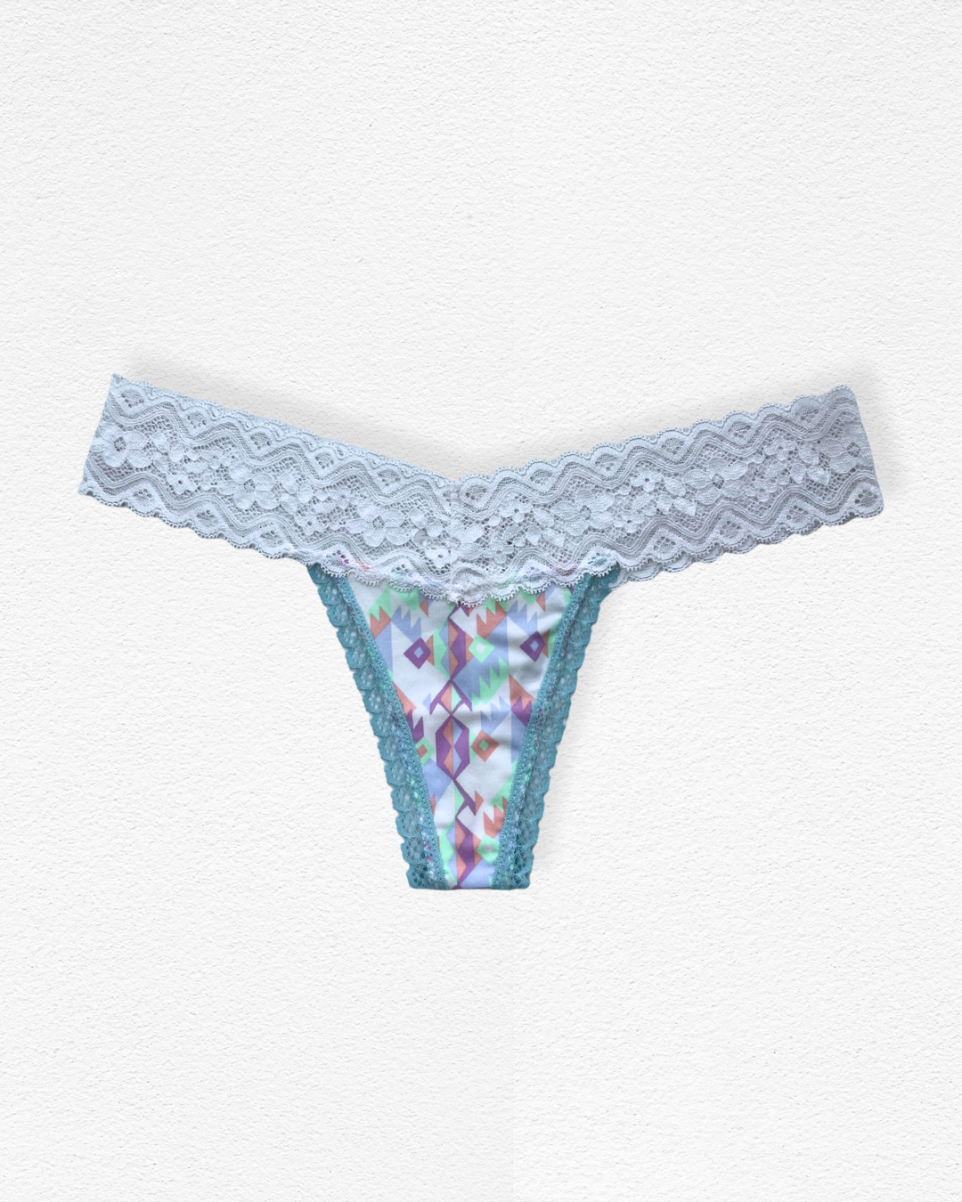 Panty hilo con fajón de encaje