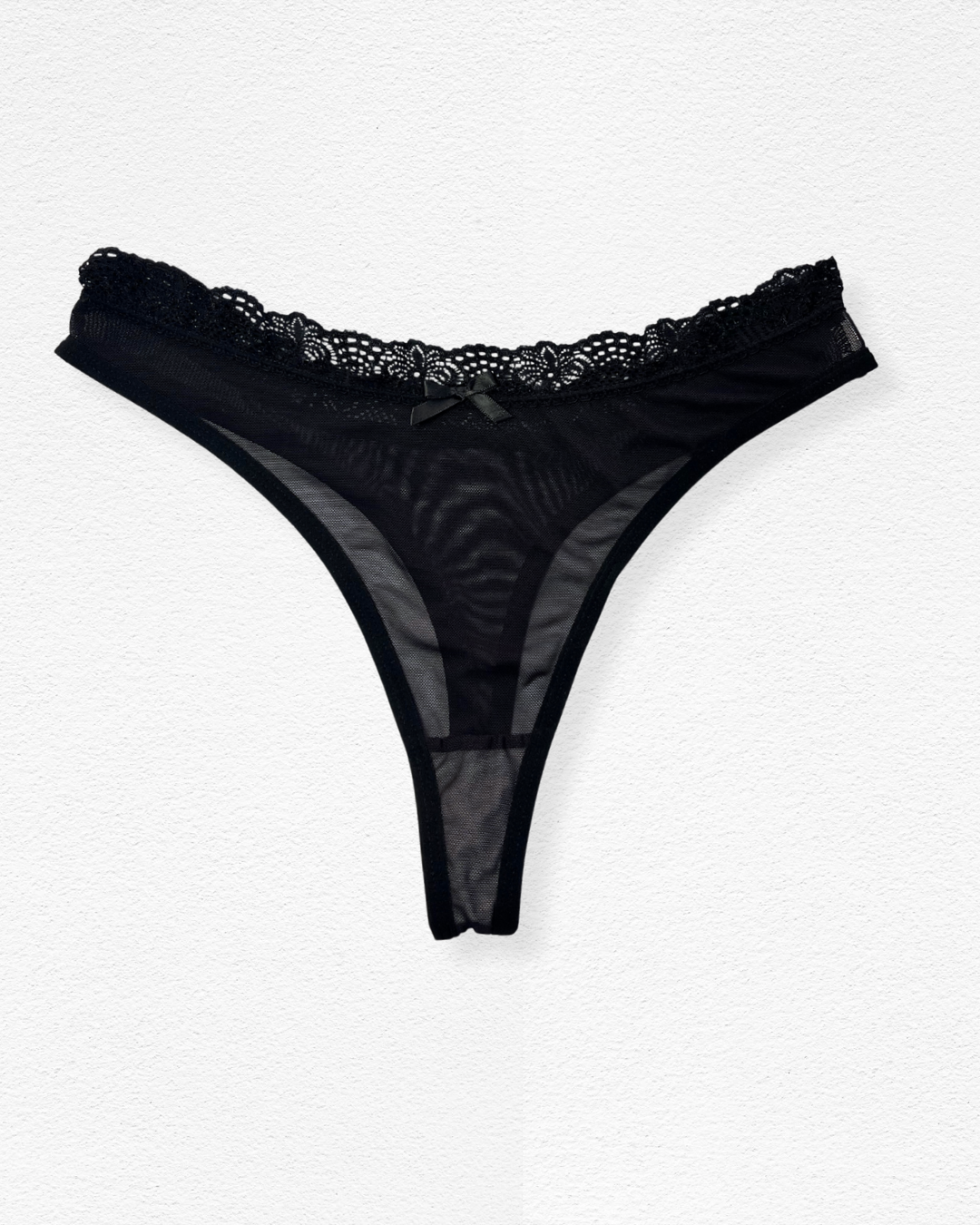 Panty hilo con encaje floral y transparencias