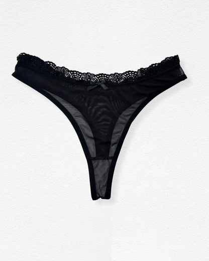 Panty hilo con encaje floral y transparencias