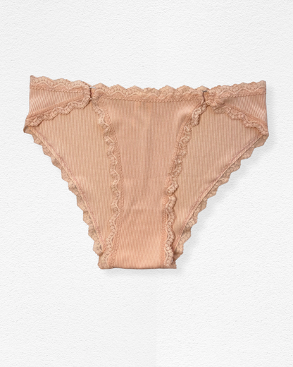 Panty cachetero acanalado con encaje y argollas