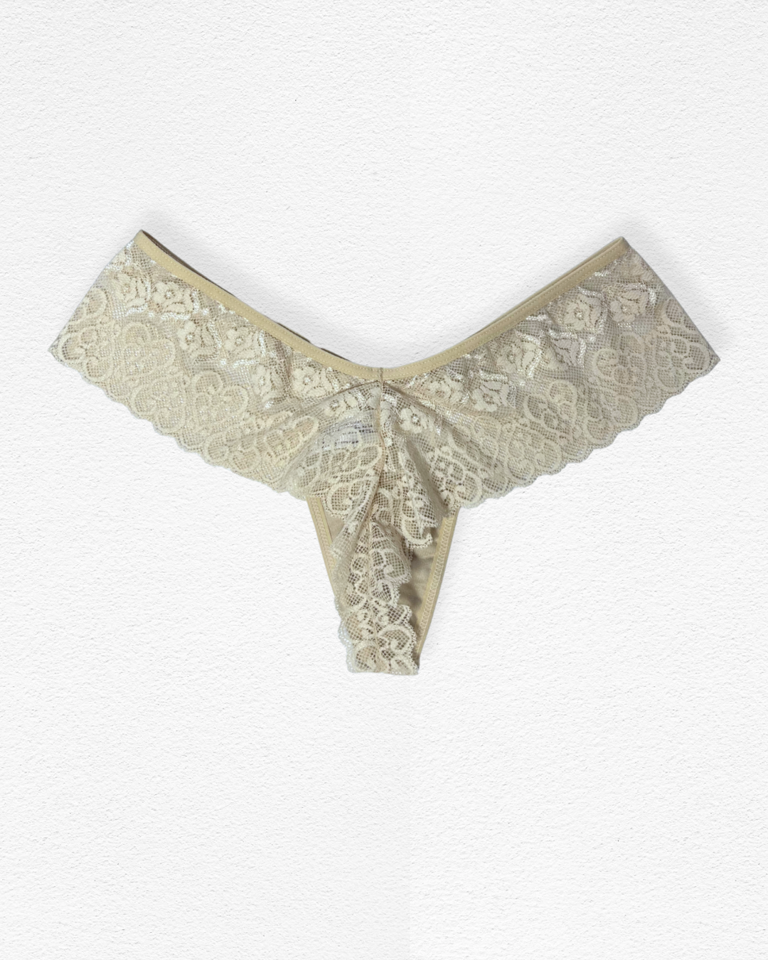 Panty hilo de encaje floral