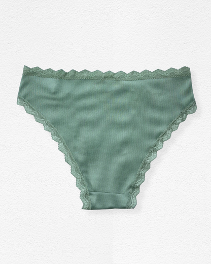 Panty cachetero acanalado con encaje y argollas